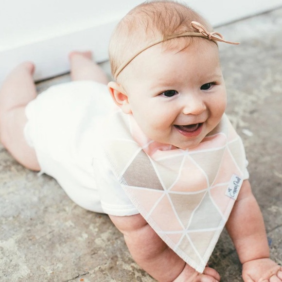 Absorbent cotton drool bib
Adjustable nickel-free snaps for ages 0-36 months - Picture 4 of 5